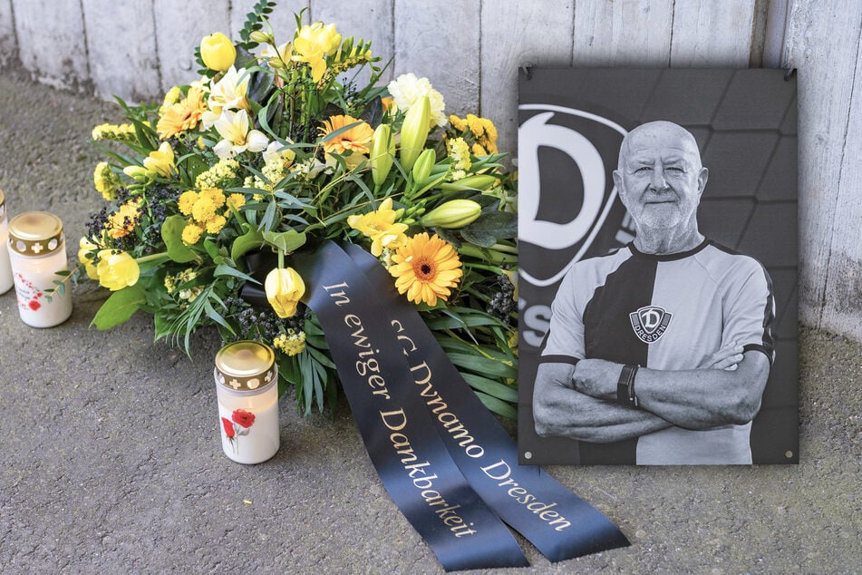 Fans können Dynamo-Ikone Hansi Kreische vor dem RHS gedenken.