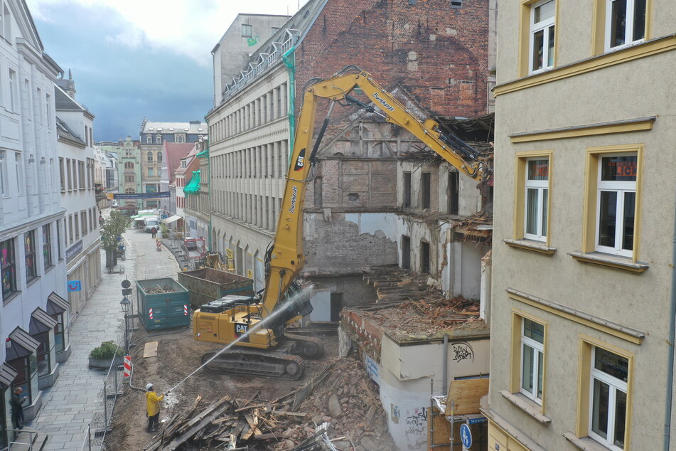 In der Zwickauer Hauptstraße wird derzeit ein Teil des ehemaligen Schocken-Kaufhauses abgerissen. Künftig soll dort ein neues Gebäude entstehen.