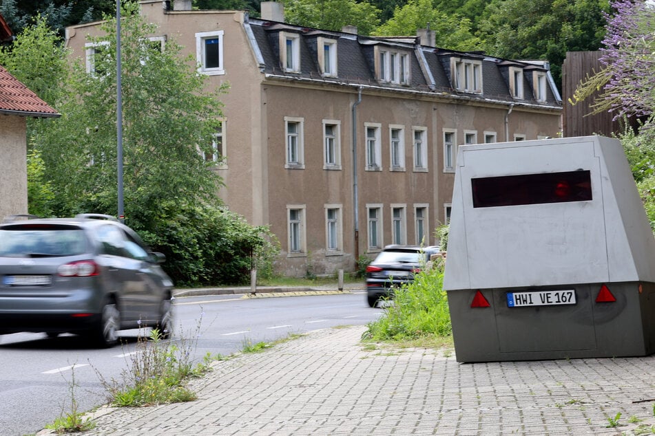 Der Superblitzer lauert derzeit stadteinwärts auf der rechten Seite der Grundstraße.