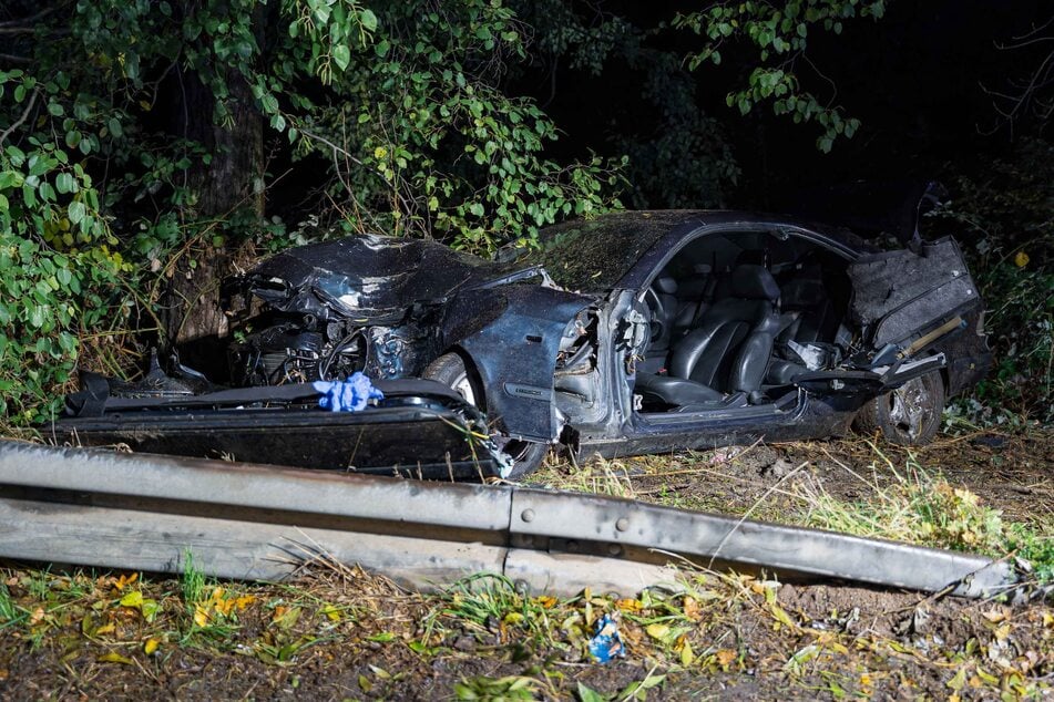 Der Autofahrer zog sich bei dem Unfall am Leverkusener Westring am späten Montagabend schwere Verletzungen zu.