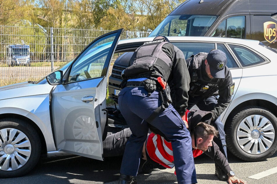 Auch der festgenommene Täter wurde bei der Übung von einem Polizisten gespielt.