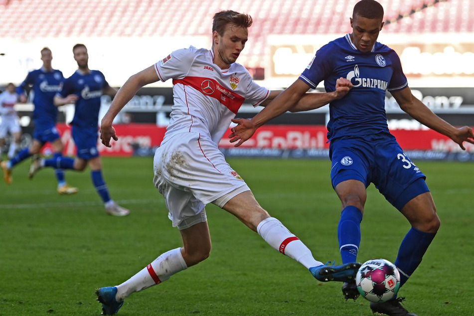 VfB-Stürmer Sasa Kalajdzic (l.,23), hier im Zweikampf mit Schalkes Malick Thiaw (19), ist in Stuttgart für den Zusammenhalt wichtig.