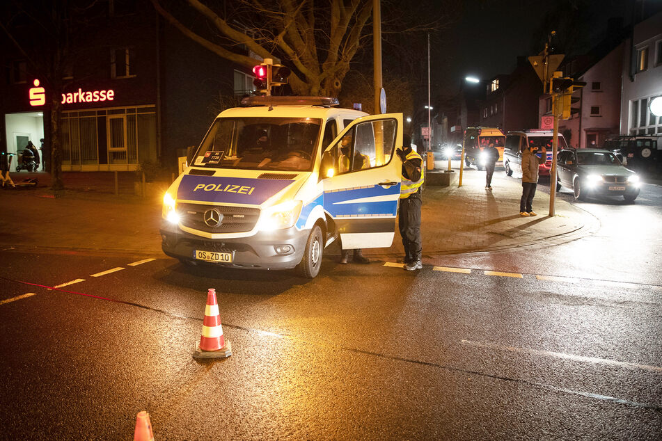 Ein Fahrzeug der Polizei sperrt eine Zufahrt zur Evakuierungszone ab.