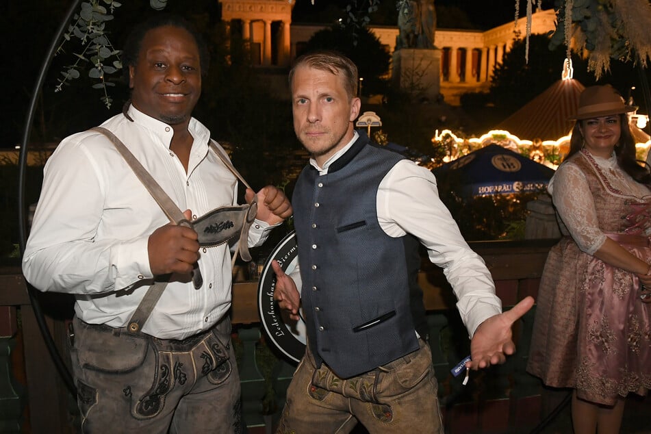 Mit seinem guten Freund Oliver Pocher (47, r.) besuchte Mola Adebisi (52) zuletzt das Oktoberfest.