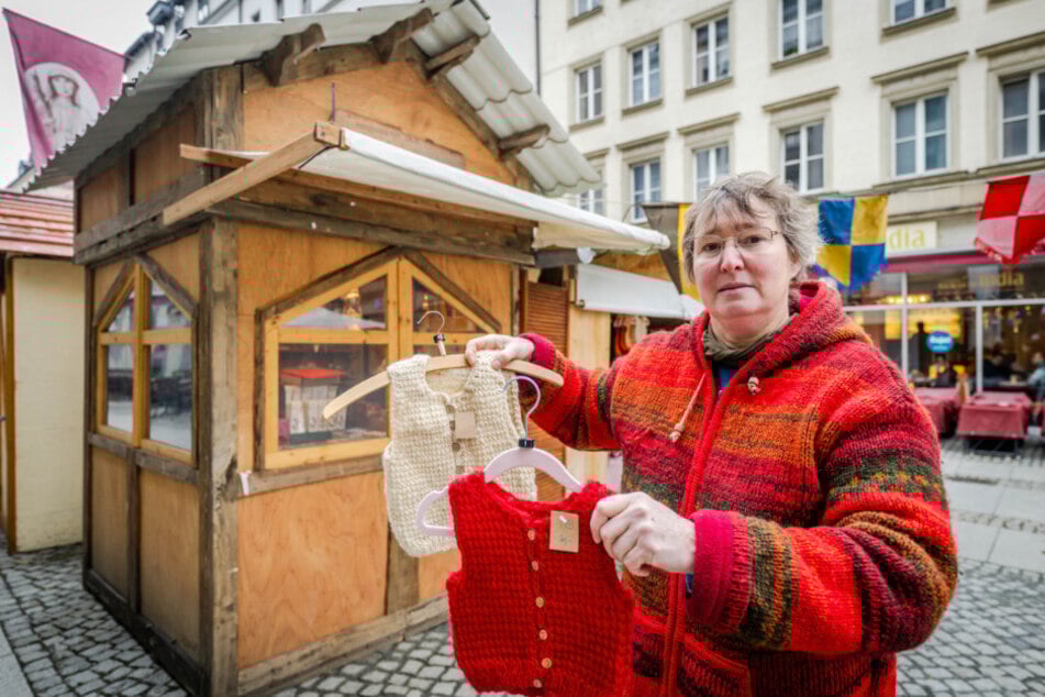 Händlerin Antje Fröck (56) hat seit vielen Jahren einen Stand mit Schafswollsachen und Weihrauch-Räucherwerk in Chemnitz.