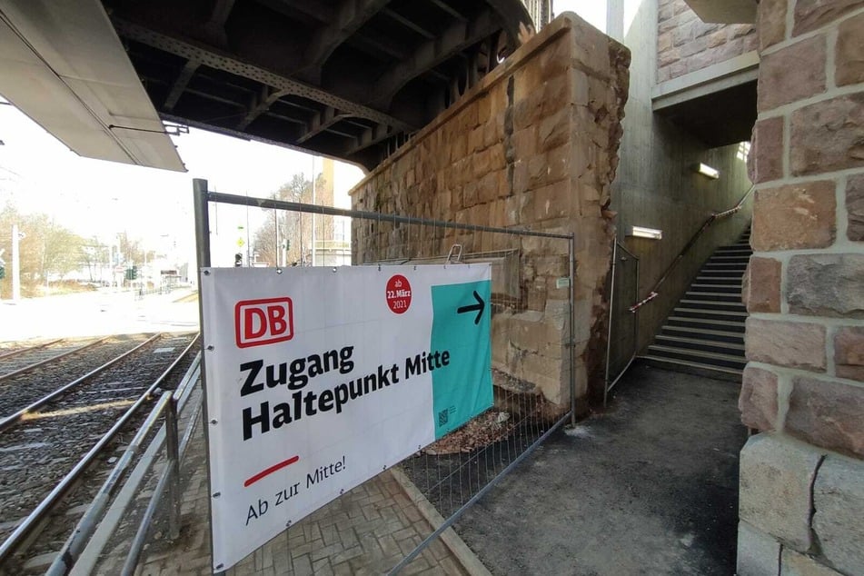 Über diese Treppe geht's zum neuen Haltepunkt Mitte.