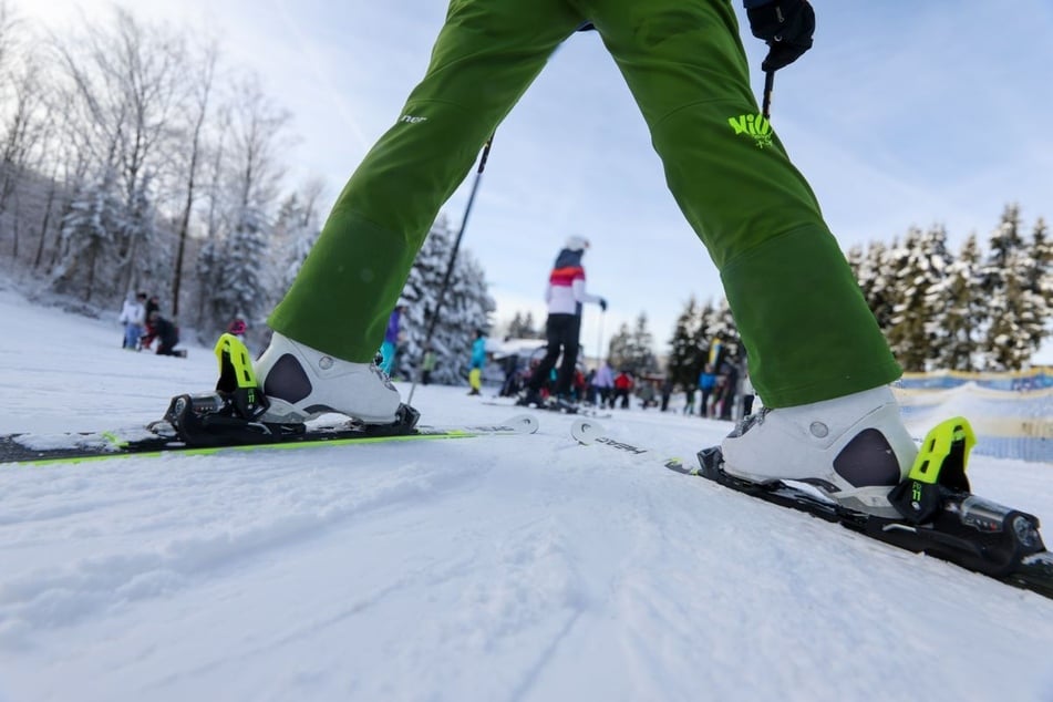 Ski-Fans in NRW müssen sich wohl noch bis zum 28. November gedulden, bis die ersten Lifte im Sauerland in Betrieb genommen werden. (Symbolfoto)