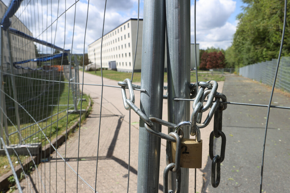 Mit Hilfe von Bundeswehrsoldaten des Panzergrenadierbataillons 391 aus Bad Salzungen wurde ein Wohnblock der Erstaufnahmeeinrichtung des Landes für Flüchtlinge in Suhl zu einem Isolier- und Quarantänebereich umgebaut.