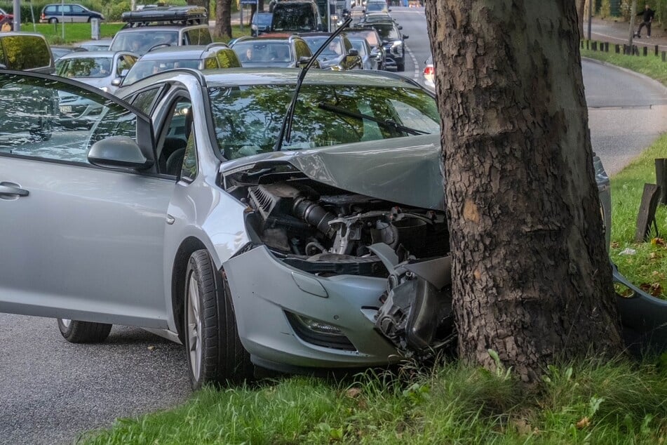 Die Schwangere krachte mit ihrem Auto in Hamburg am Samstag gegen einen Baum.