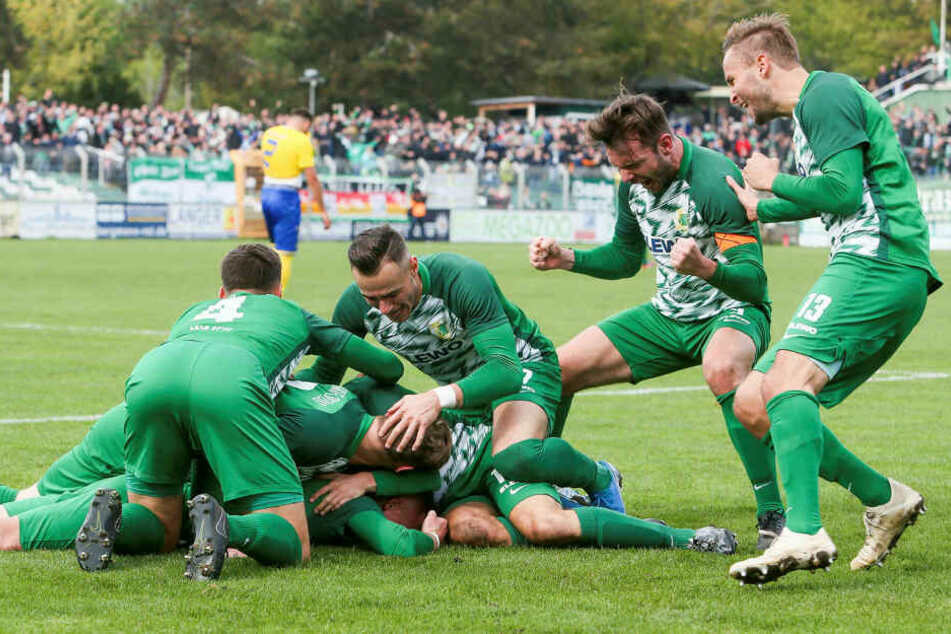 Großer Chemie-Jubel beim letzten Aufeinandertreffen: Die Leipziger entschieden das Stadtderby gegen Lok im Oktober mit 2:0 für sich.