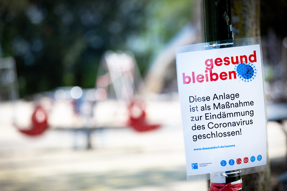 Damit nicht reihenweise Kinder und Familien am Coronavirus erkranken, wurde dieser Spielplatz in Düsseldorf geschlossen.