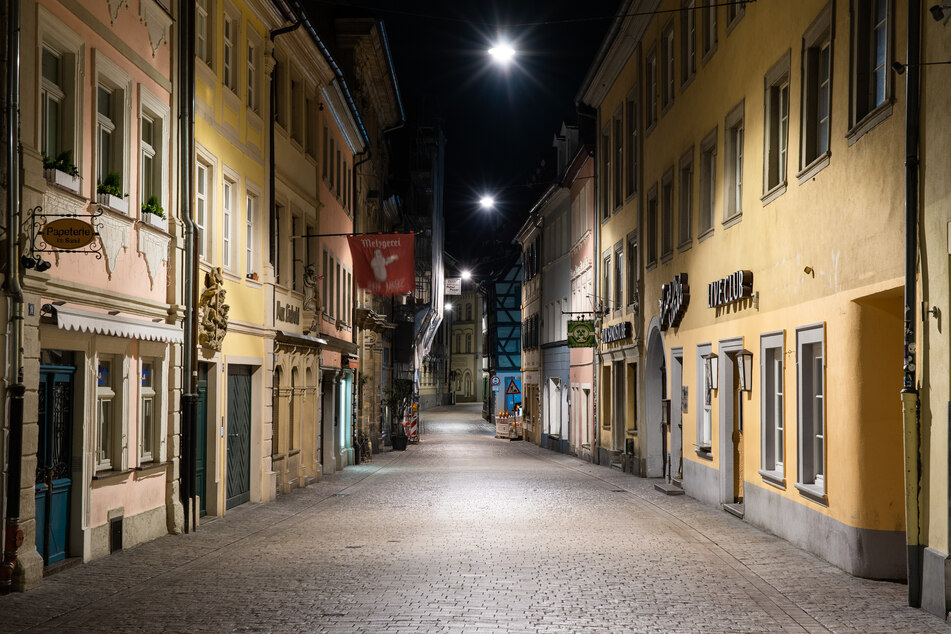Die menschenleere, für ihre Bars und Kneipen bekannte Sandstraße in der Bamberger Innenstadt.