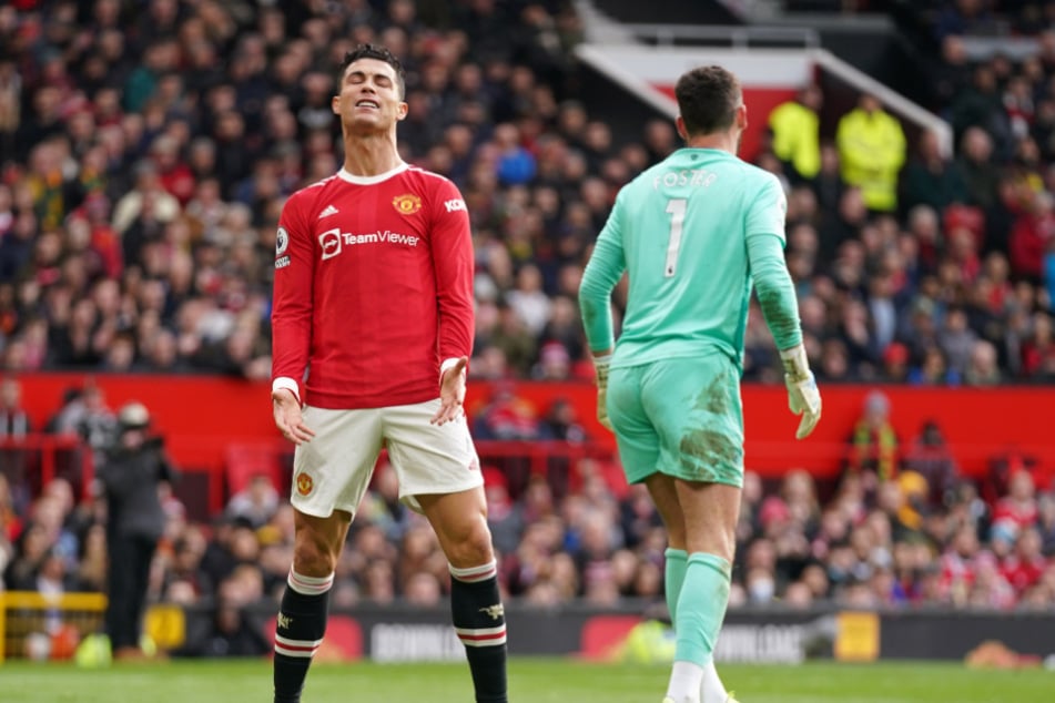Cristiano Ronaldo (37, l.) hat offenbar kein Glück mit seinen Statuen. Schon wieder sorgt eine Nachbildung des Man-United-Stars für Lacher.