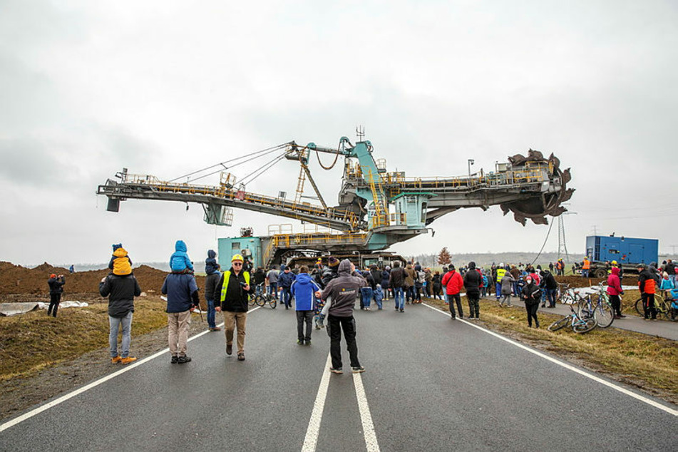 Dass so ein Gigant mal die Bundesstraße überquert, passiert nicht alle Tage. Dutzende Schaulustige kamen Samstagmorgen zum Tagebau, um das Spektakel zu begleiten.