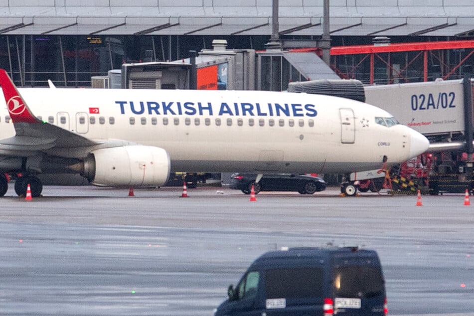Die Lage war auch am Morgen weiterhin statisch. Der Bewaffnete verschanzte sich mit seiner Tochter in dem dunklen Auto hinter der Turkish Airlines Maschine. Die Polizei verhandelte lange mit dem Geiselnehmer, nun konnte er festgenommen werden.