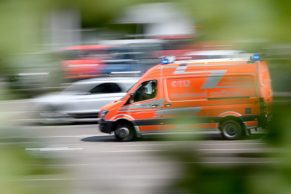 Der Rettungsdienst brachte die Jugendliche in eine Klinik. (Symbolbild)