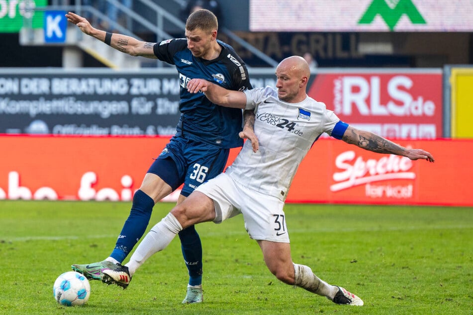 Hertha-Kapitän Toni Leistner (34, r.) kann von Glück sagen, dass seine Fußspitze nicht länger ist als die des vermeintlichen SCP-Torschützen Filip Bilbija (nicht im Bild).