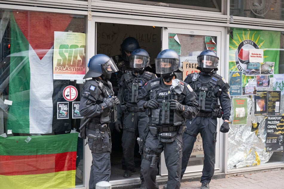 Überraschend schnell verlief die Räumung eines besetzten Hauses durch Einsatzkräfte der Polizei in Frankfurt-Gallus.