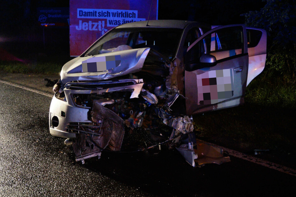 Drei Personen wurden durch den Zusammenstoß leicht verletzt.