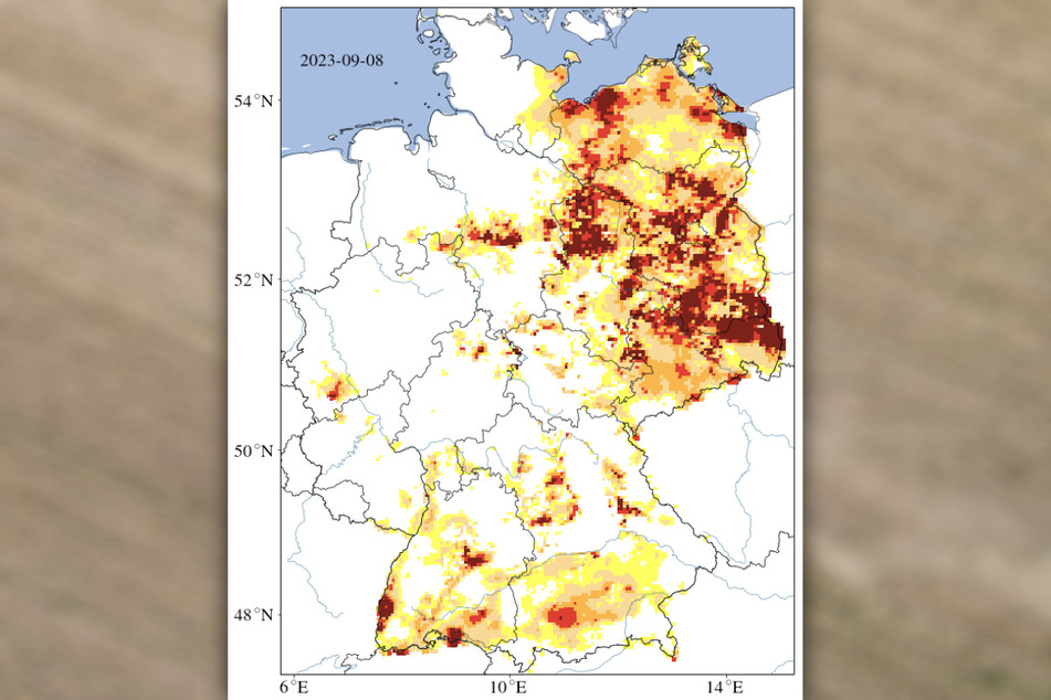 Die Karte des Helmholtz-Zentrums macht es deutlich: Gelb markiert sind Gebiete, in denen es außergewöhnlich trocken ist. Rot bedeutet eine extreme, Dunkelrot eine außergewöhnliche Dürre. Dargestellt ist hier die Dürre im Gesamtboden bis circa 1,8 Meter über die letzten 30 Tage.