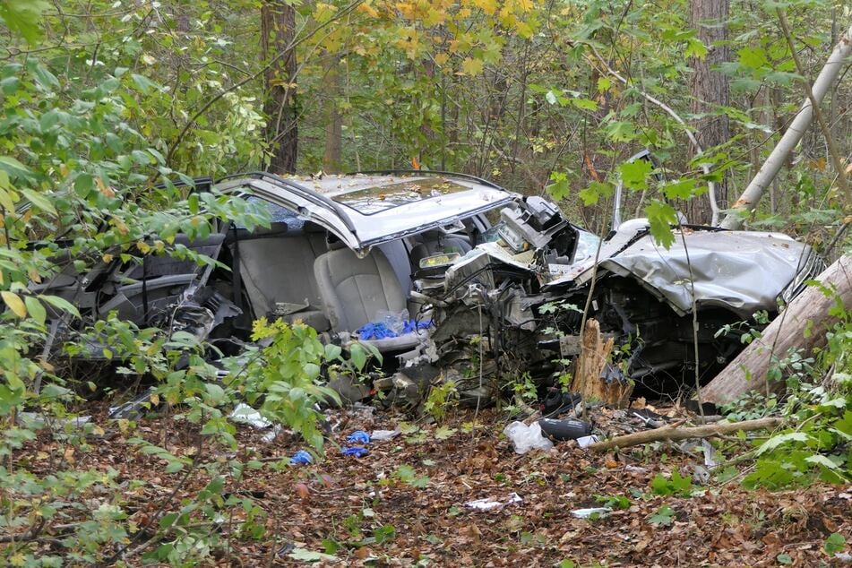 Das Auto war gegen einen Baum geprallt.
