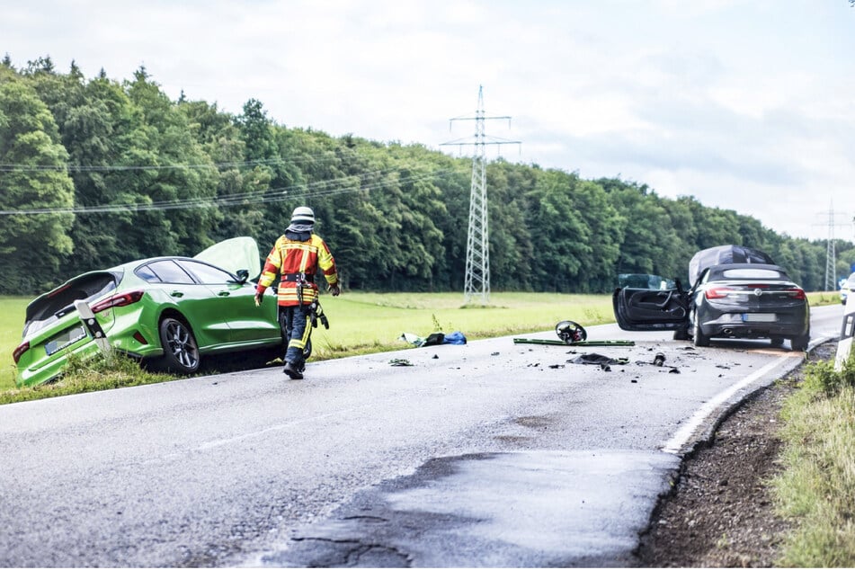 59-Jähriger will überholen und kracht frontal in Auto