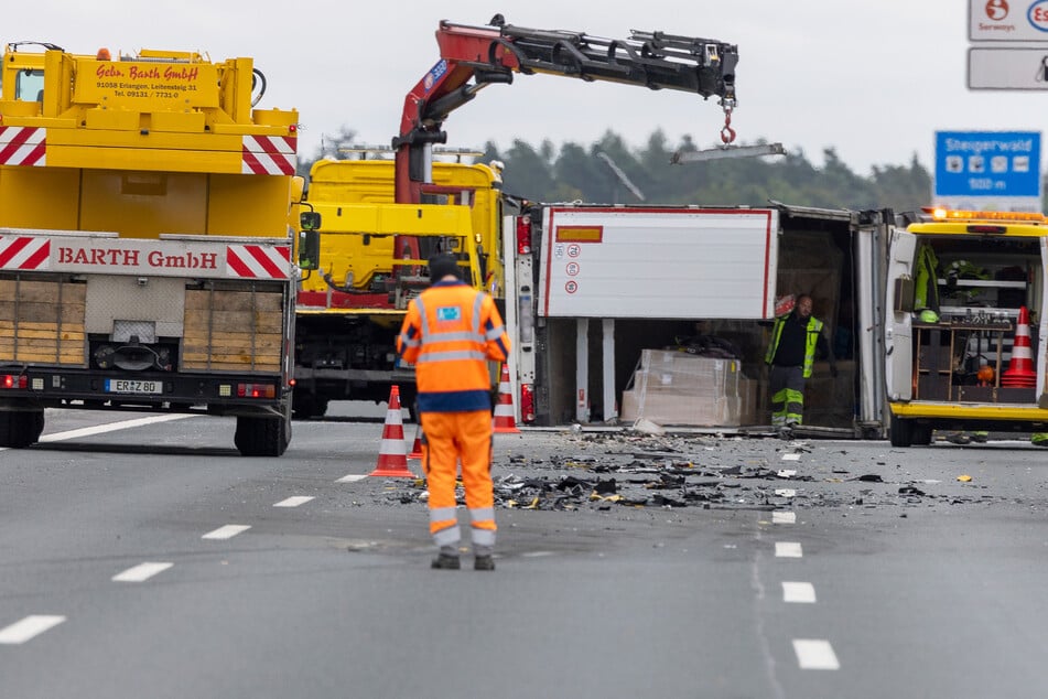 Mit einem speziellen Kran soll der umgekippte Lkw wieder aufgerichtet werden.