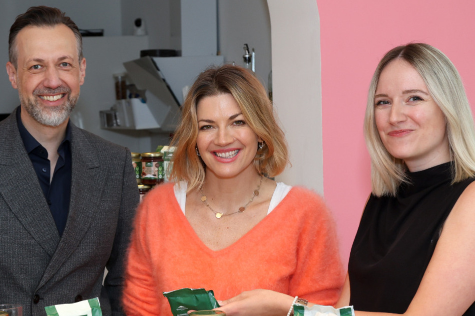 Budni-Chef Christoph Wöhlke (l.) und Moderatorin Nina Bott (46, M.) mit Ernährungsexpertin Silvana Schick, die erklärte, wie gesunde Ernährung im Alltag funktionieren kann.