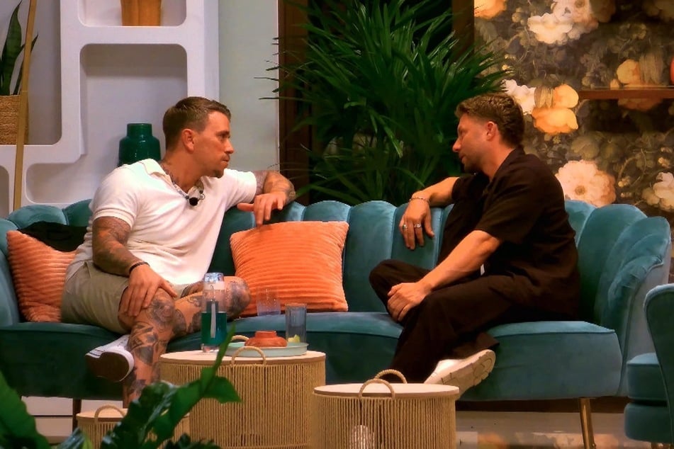 Erik (31, r.) war eine Frau wohl wichtiger als eine gute Freundschaft. Das diskutiert er mit Jan (35) aus.