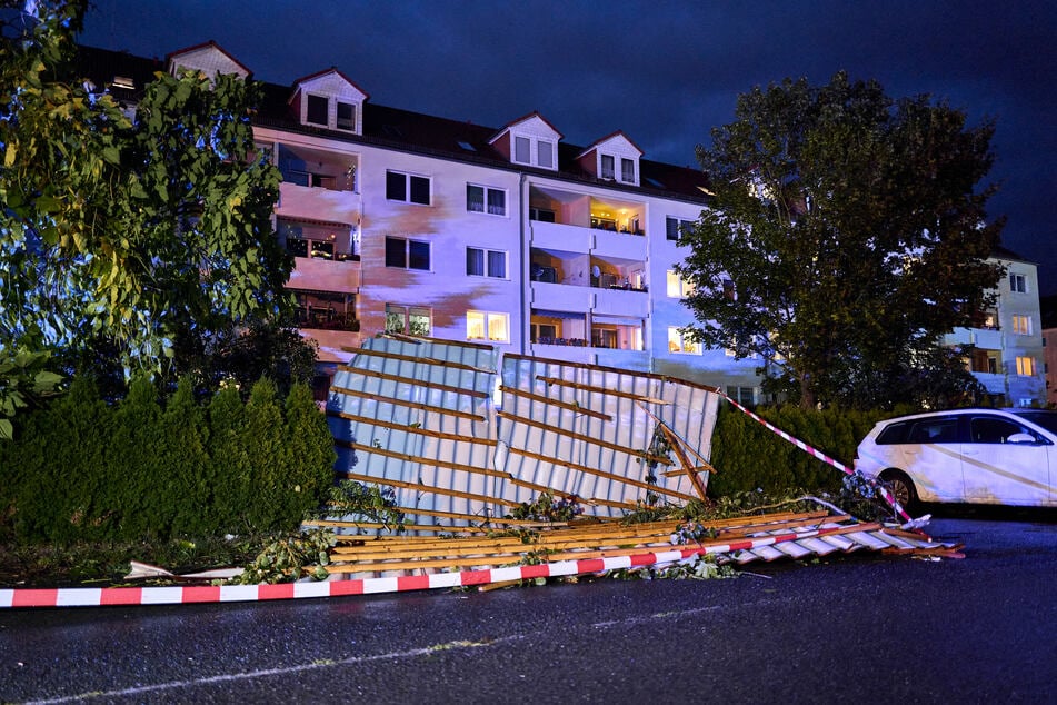 Einige Dachteile seien meterweit geflogen.