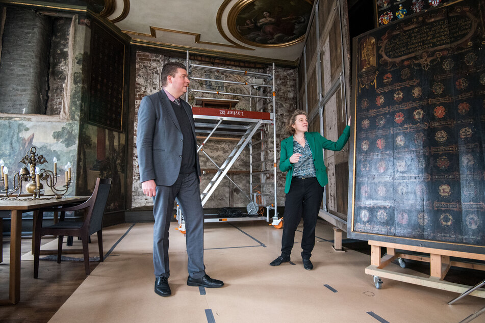 Andreas Dressel (45, SPD), Finanzsenator von Hamburg, und Astrid Kleist, Pröbstin, stehen im Herrensaal der historischen Hauptkirche St. Jacobi in der Innenstadt.