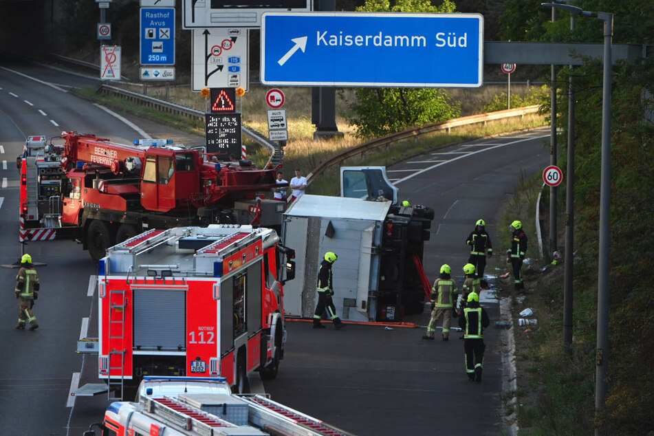 Ein Kran der Berliner Feuerwehr muss den umgekippten Laster wieder aufrichten.