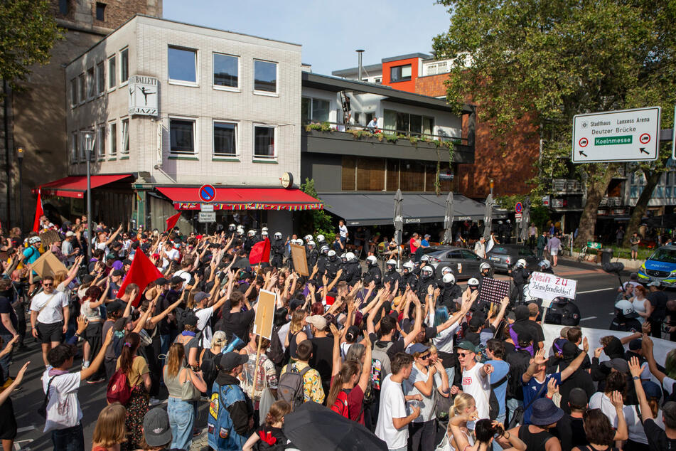 Gegendemonstranten blockieren den "Marsch für das Leben" in der Domstadt.