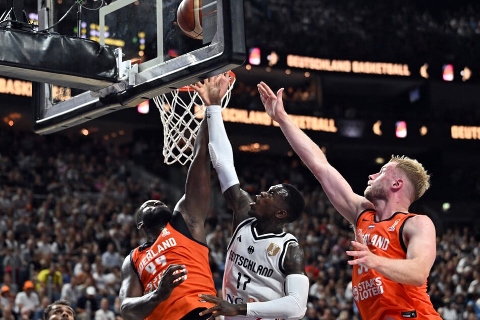 Am Donnerstag spielte Dennis Schröder (32, Mitte) vor den Augen El Malas mit der deutschen Basketball-Auswahl in der Kölner Lanxess Arena gegen die Niederlande.