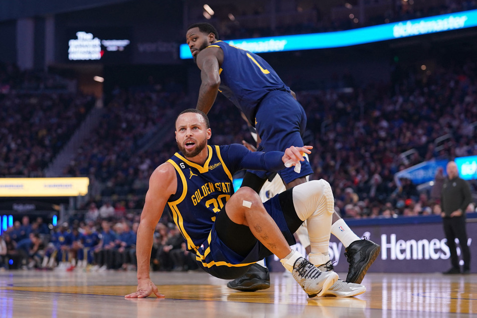Steph Curry was forced off in the third quarter of Saturday's 119-113 win against the Dallas Mavericks at Chase Center.