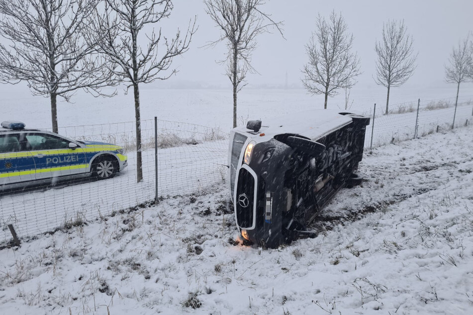 Der Mercedes-Transporter kam von der Fahrbahn ab und kippte in den Straßengraben.