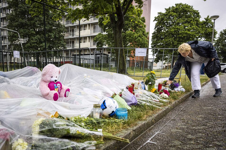 Menschen legten auf dem Spielplatz in Kerkrade, wo Gino zuletzt gesehen worden war, Blumen nieder.