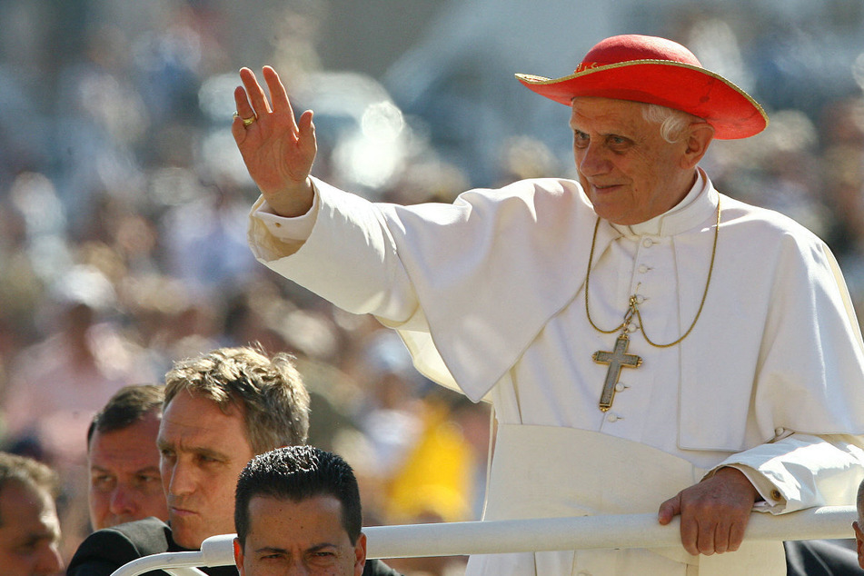 Der emeritierte Papst Benedikt XVI., bürgerlich Joseph Ratzinger, ist am Samstag im Alter von 95 Jahren gestorben.