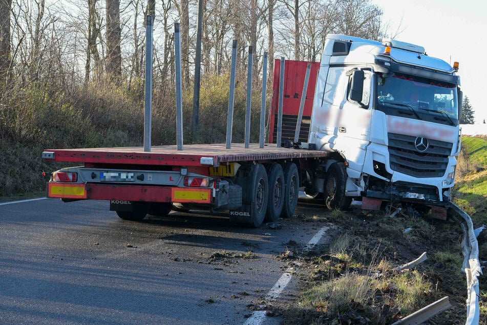 Glätte-Unfall: Lkw schlittert in Straßengraben