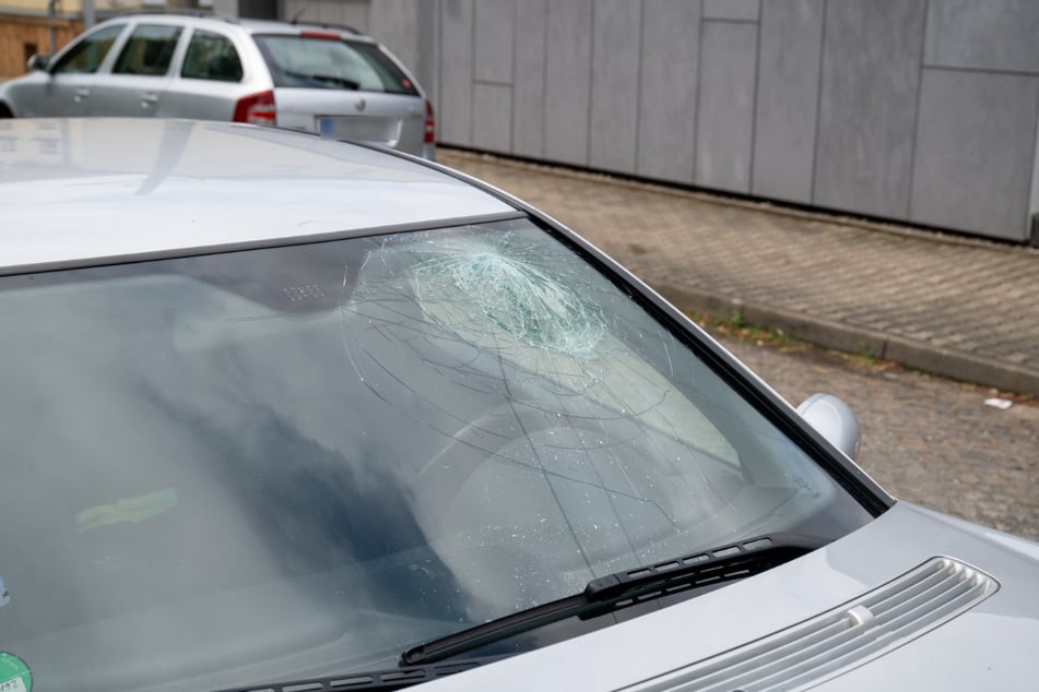 Der Fahrer des Wagens soll nicht angeschnallt gewesen sein. Er prallte offenbar gegen die Frontscheibe.