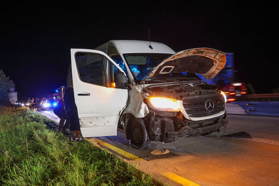 Nachdem ein Reifen geplatzt war, krachte der Mercedes-Kleintransporter in die Leitplanke.