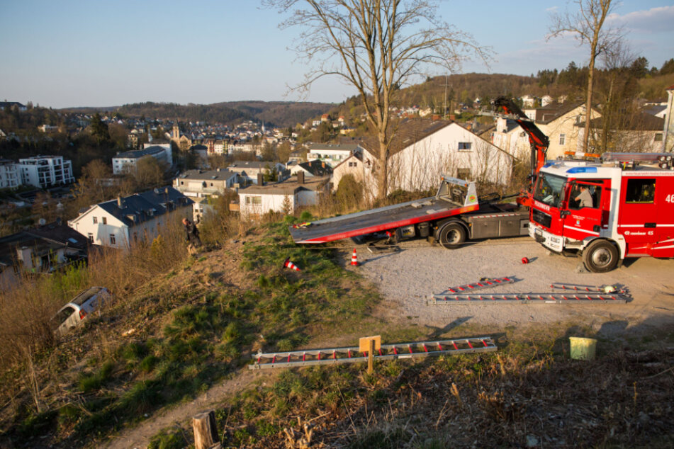 Der Wagen rauschte zirka zehn Meter in die Tiefe.