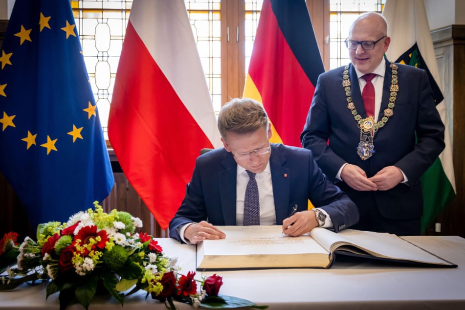 Adam Wieczorek, Vizepräsident der Partnerschaft Lodz, trug sich 2024 ins Goldene Buch der Stadt ein.