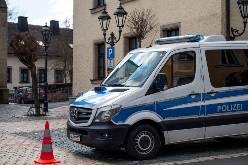 Ein Einsatzwagen der Polizei sperrt die Straße zu dem Kinder- und Jugendhilfezentrum in Oberfranken ab, in dem die Zehnjährige starb.