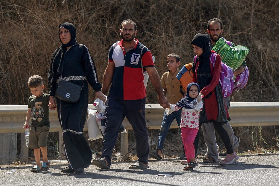 Wie diese Familie fliehen Tausende Menschen aus dem südlichen Libanon.