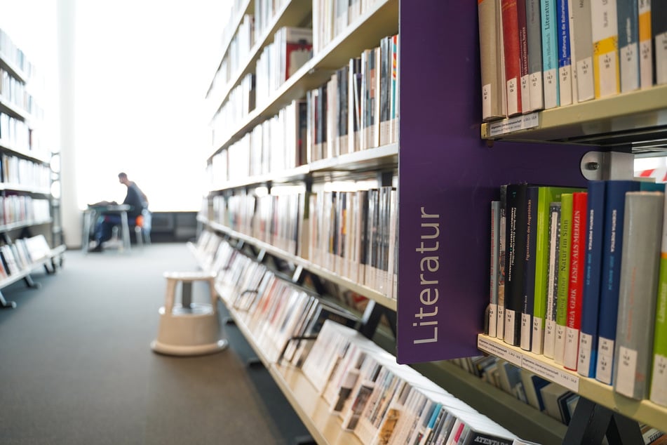 Aktuell ist die Zentral- und Landesbibliothek Berlin (ZLB) auf zwei Standorte am Blücherplatz und an der Breiten Straße verteilt.
