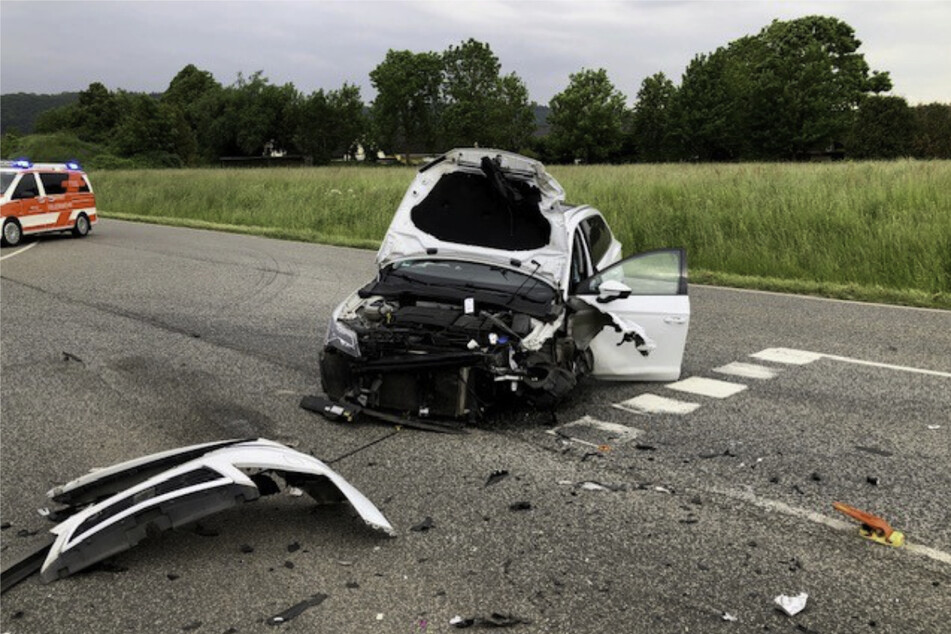 Die 59-jährige Autofahrerin hatte beim Linksabbiegen den entgegenkommenden Wagen übersehen und es kam zum schweren Zusammenstoß.
