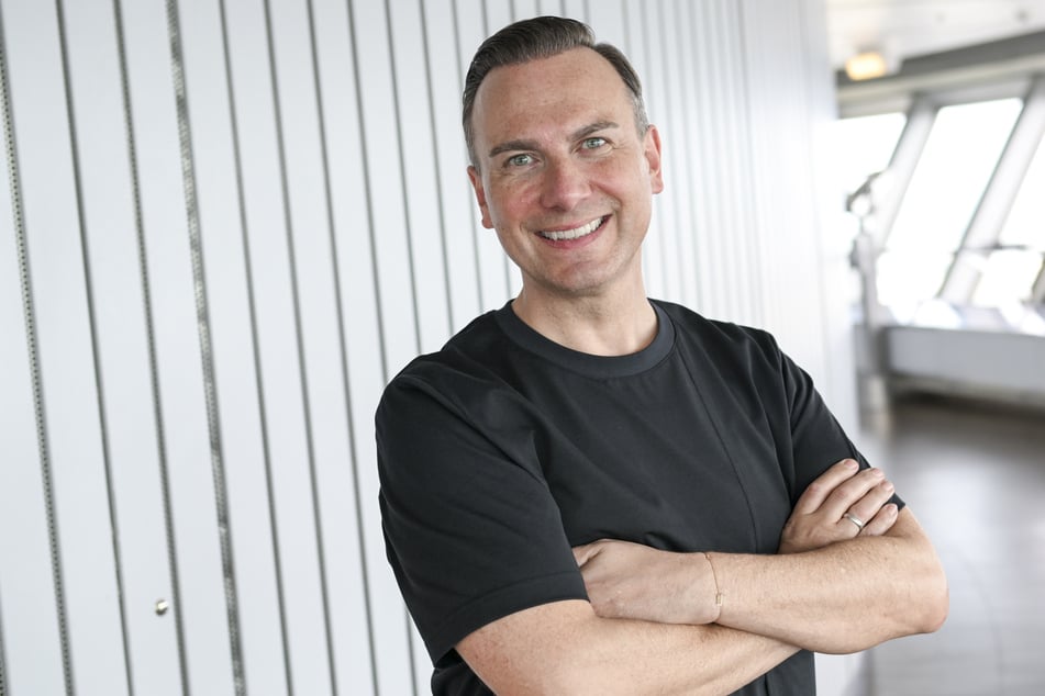 Sternekoch Tim Raue (52) stellte seine Currywurst-Kreation und die neue Speisekarte seines Lokals vor. (Archivfoto)