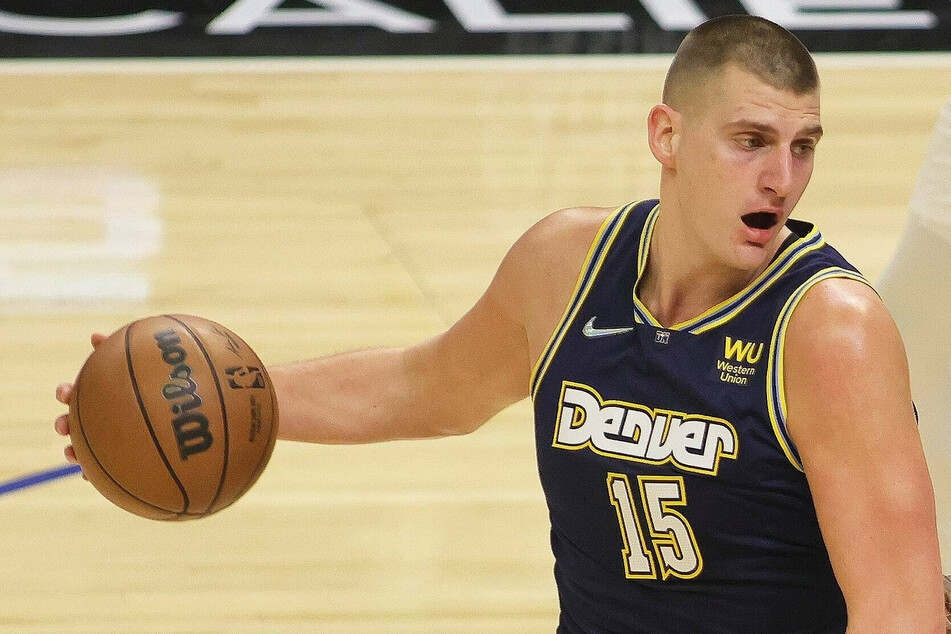 Nikola Jokić finished with 22 points and 18 rebounds in the Nuggets' win over the Warriors.
