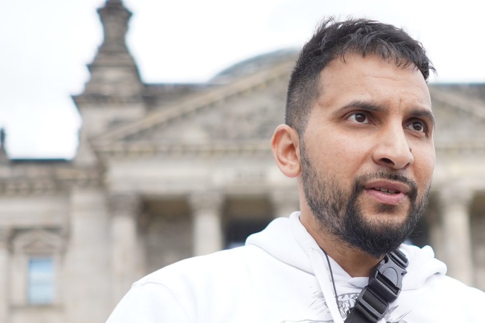 Koch Attila Hildmann steht am 16. Mai vor dem Reichstag, wo er zu einer Kundgebung aufgerufen hatte. Der Vegan-Koch war zuletzt mit der Verbreitung von Verschwörungstheorien aufgefallen.